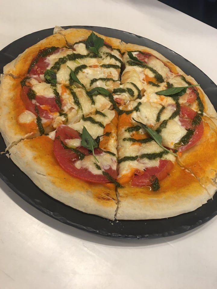 photo of Vegan Inc. Miyana Polanco Pizza Margarita shared by @lafoodievegana on  23 Apr 2020 - review