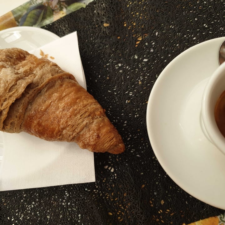 photo of Flor Caffè - Paderno Dugnano (mi) brioche vegana Sambuco E Lamponi shared by @altrove on  13 Aug 2022 - review