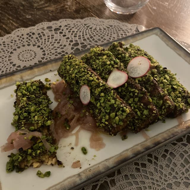 Photo of the dish “Tataki di tempeh grigliato con aceto balsamico, pistacchi e cipolle caramellate”