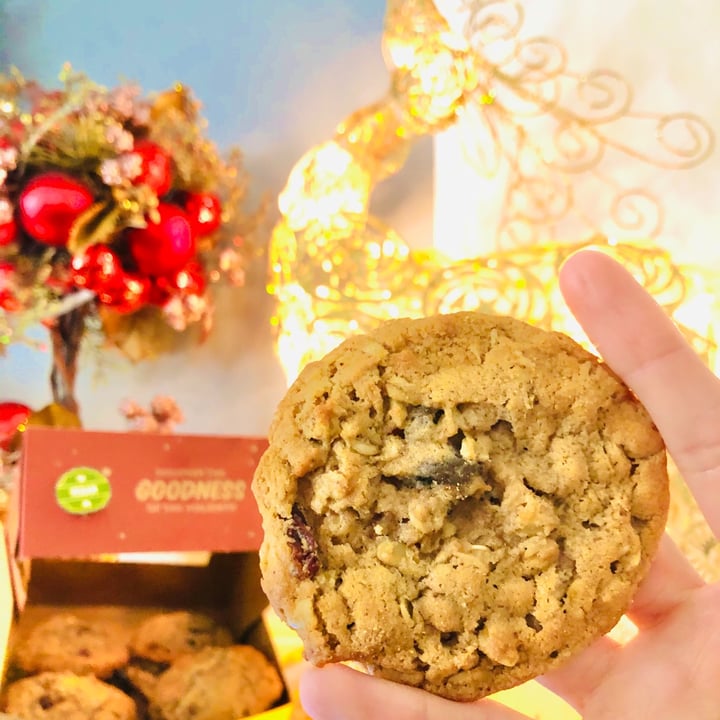 photo of Sprouts Farmers Market Oatmeal raisin cookies shared by @meredithsveganlife on  14 Dec 2020 - review