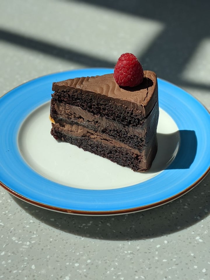photo of Privé Jewel Changi Airport 85% Dark Chocolate Cake shared by @jxvegjournal on  16 Nov 2019 - review