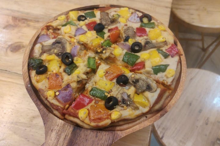 photo of Ubuntu Community - The Vegan Cafe Cheese Veggies Pizza shared by @hsiabhishek on  17 Feb 2020 - review