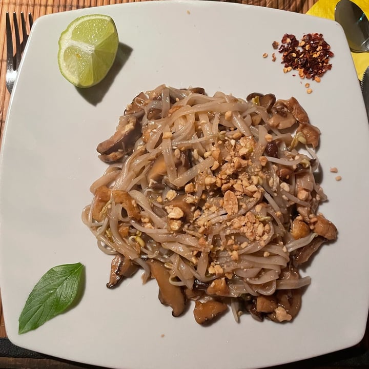 photo of Bali Bar Vegan pad thai shared by @elle10 on  28 Aug 2022 - review