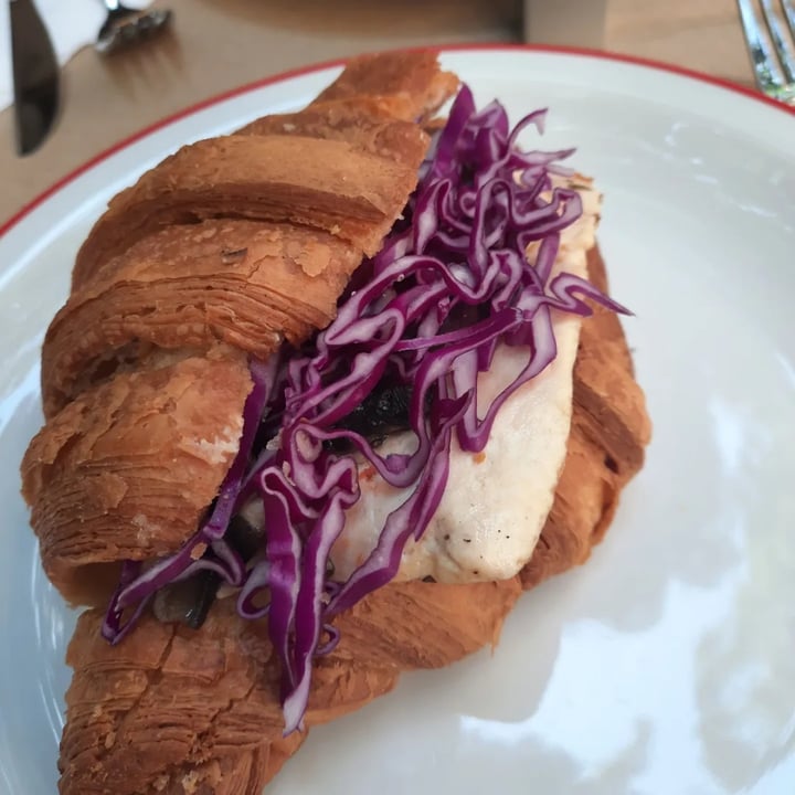 photo of Gordo Vegano Croissant salada rellena shared by @vegaly on  01 Jan 2022 - review