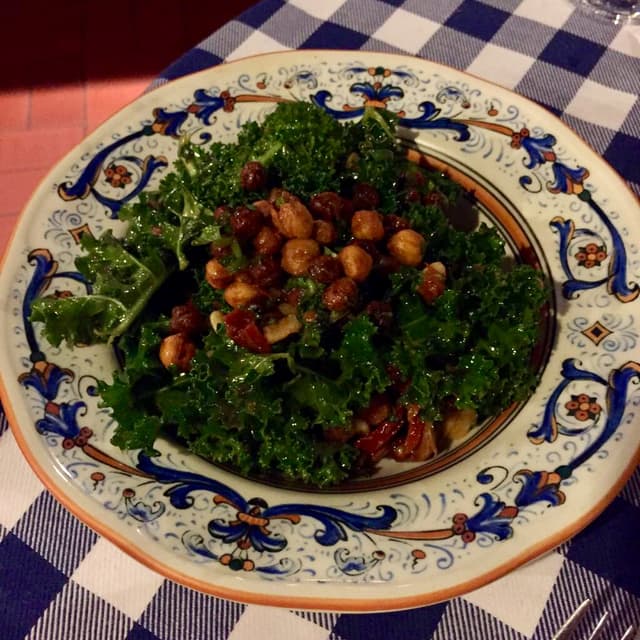 Foto do prato “Roasted chickpeas and kale salad”