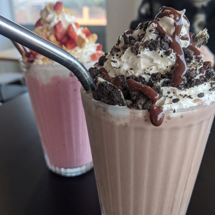 photo of CRUX Cookies n' cream milkshake & Strawberry cheesecake milkshake shared by @hannahcoops on  25 Jun 2022 - review