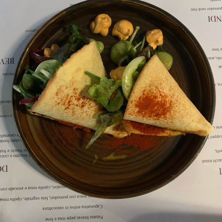 photo of Romeow Cat Bistrot tacos con misticanza di erbe spontanee, fagioli tex mex, pomodorini condito, salsa guacamole, maionese al pimenton e sale affumicato shared by @giuulia on  11 Jun 2022 - review