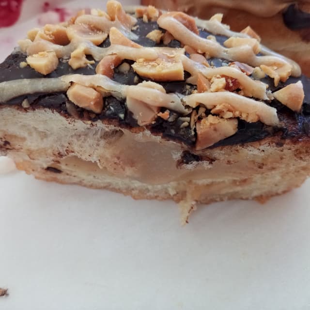 Photo of the dish “Donut De Chocolate, Caramelo Y Cacahuete”