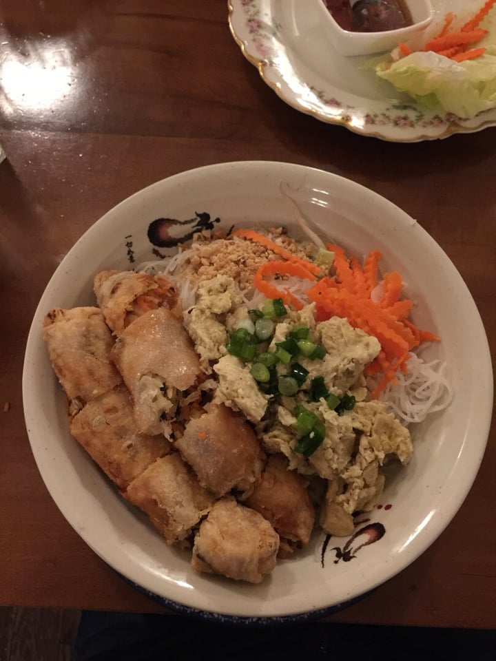 photo of Seasoned Fusion Tastes Tofu vermicelli with spring rolls shared by @leafnotbeef on  13 Dec 2019 - review