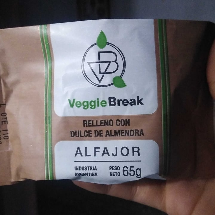 photo of Veggie Break Alfajor rellano con dulce de almendra shared by @seleneveg on  01 Aug 2022 - review