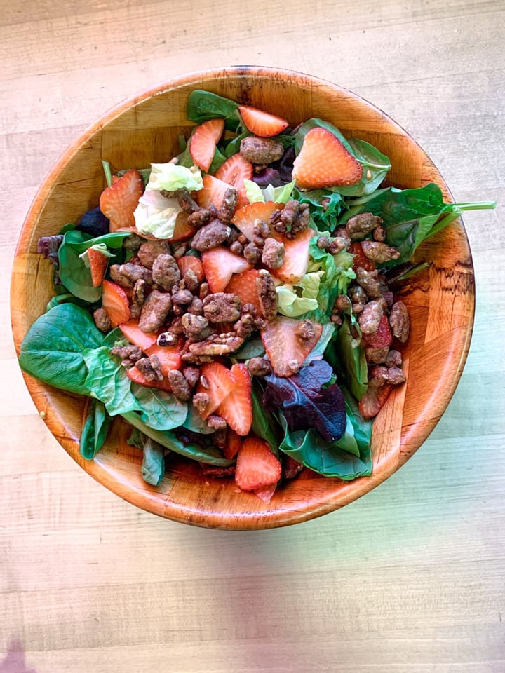 review photo of Woodstock's Pizza Davis Strawberry Fields Salad (veganized) shared by @isa on 20 Feb 2019 - review