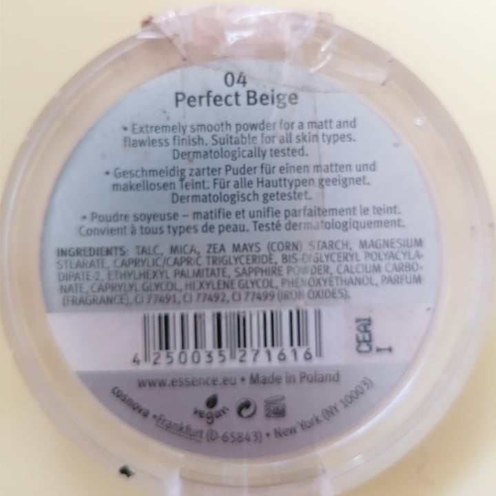 review photo of Essence Mattifying Compact Powder shared by @giadacstllcc on 16 Apr 2022 - review