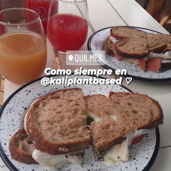 photo of Kali Plant-Based Tostado De Palta Queso Y Tomate shared by @lucxslobos on  06 Jan 2022 - review