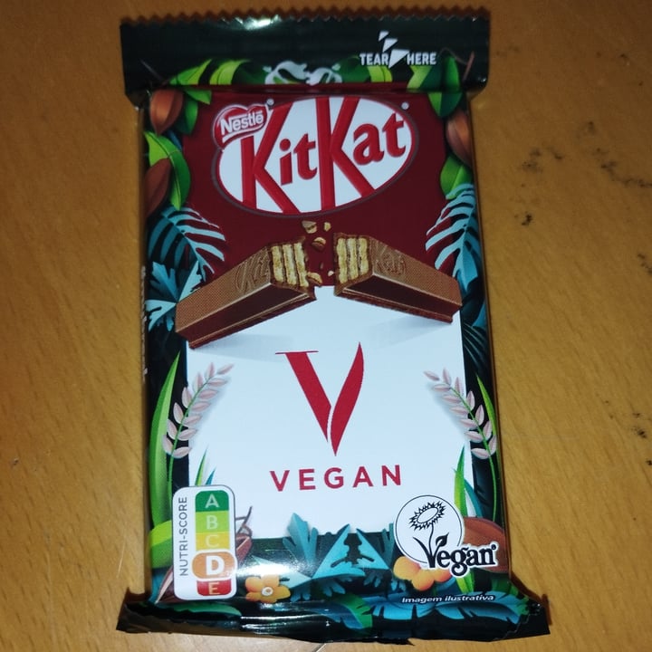 review photo of Nestlé Kitkat Vegan shared by @nenabpais on 25 Nov 2022 - review