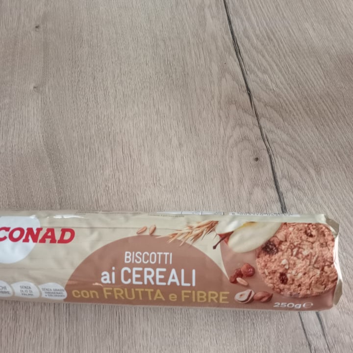 photo of Conad Biscotti ai cereali con frutta e fibre shared by @clarissanardella on  15 Jun 2022 - review
