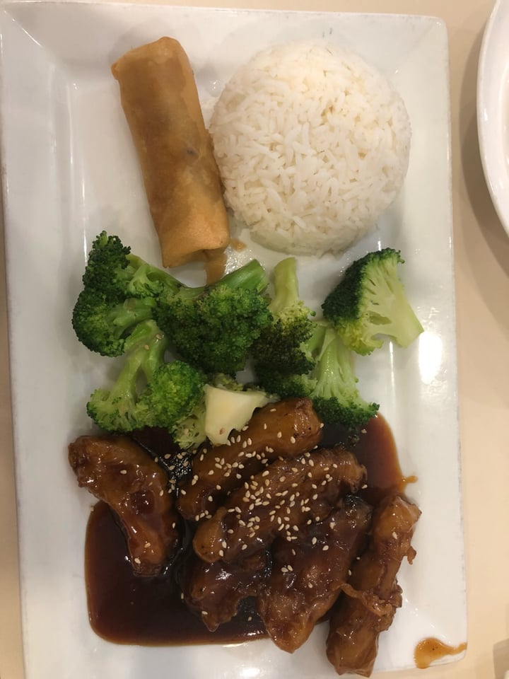 photo of VeGreen Vegetarian Fusion Restaurant Vegan Sesame Chicken shared by @lilybug on  16 Mar 2019 - review