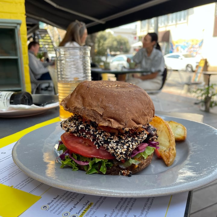 review photo of Lexi's Healthy Eatery Tofu Tango Burger shared by @veg-eater-cam on 12 Oct 2021 - review