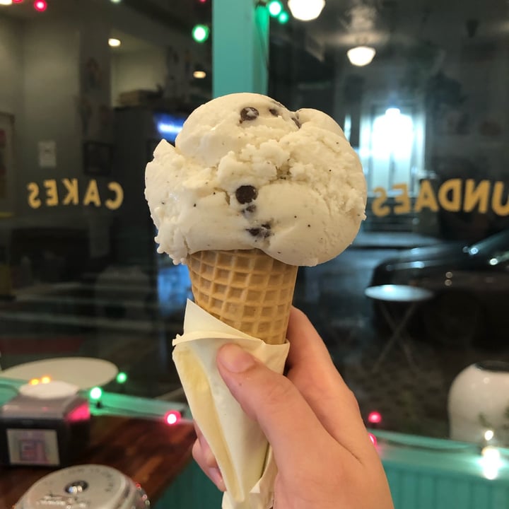 photo of Davey's Ice Cream Vegan Vanilla Chocolate Chip shared by @ilovegoats on  15 Sep 2022 - review