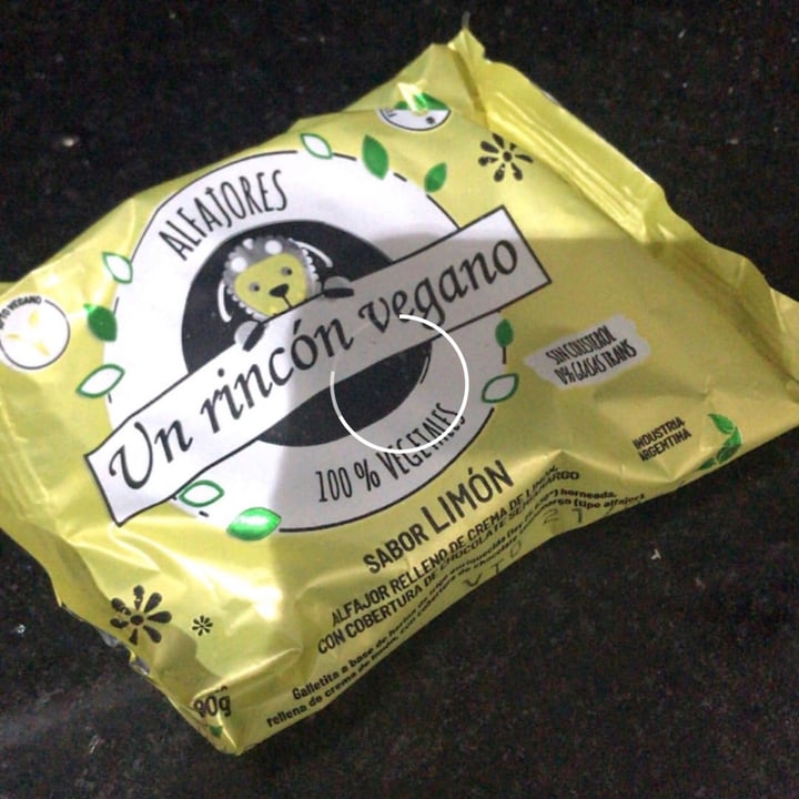 review photo of Un Rincón Vegano Alfajor de Limón shared by @irinaesposito on 05 May 2020 - review