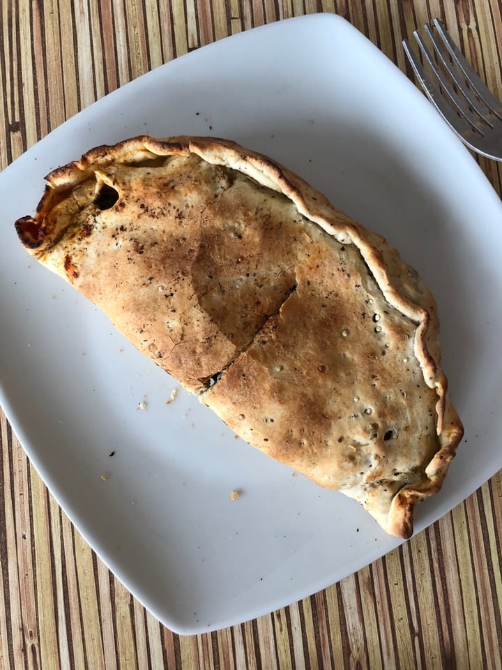 photo of Greens Pizza Calzone de champiñones y espinaca shared by @sachi on  10 Mar 2020 - review