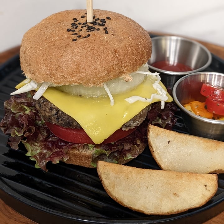 photo of 소이로움(SOIROUM) Black bean patty vegan burger shared by @xinru-t on  01 Nov 2022 - review