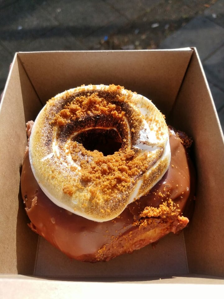 photo of Considerit S’mores doughnut shared by @lorcan on  21 Sep 2019 - review