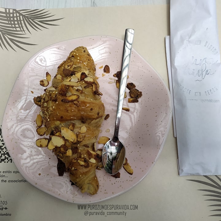 photo of Pura Vida veggie and vegan Croissant De Almendras. shared by @szoleth on  19 Sep 2021 - review