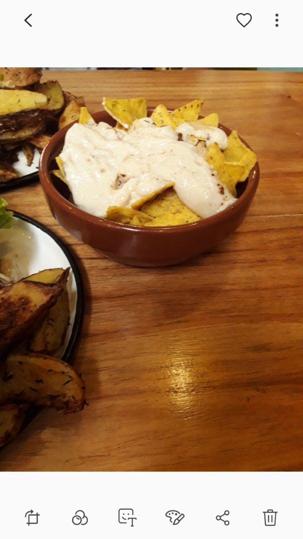 review photo of Estilo Veggie Nachos con queso shared by @earthingvictoria on 01 Aug 2019 - review