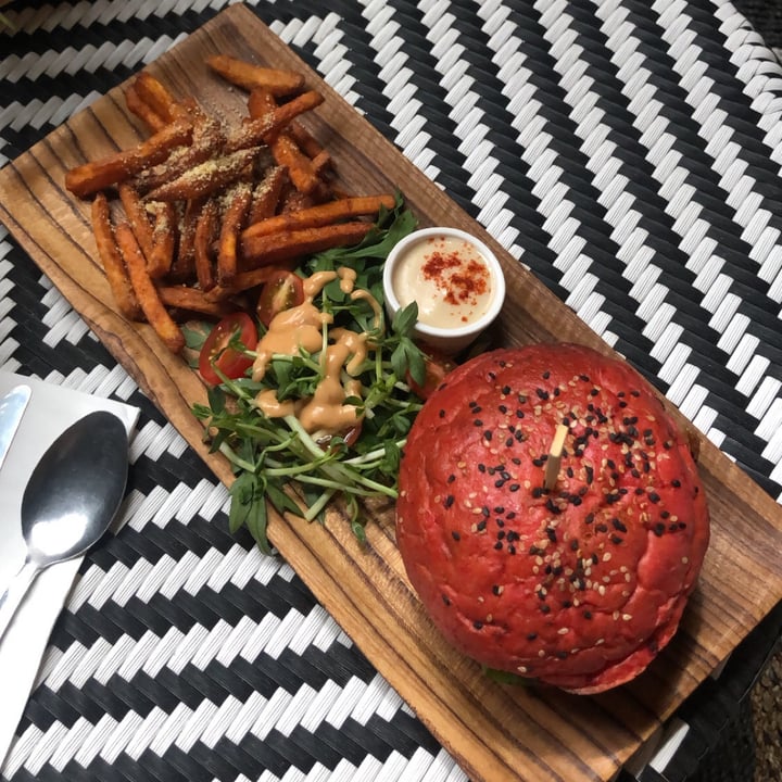 photo of The Hungry Tapir Pink Bombshell Burger shared by @arxuann on  12 Sep 2020 - review