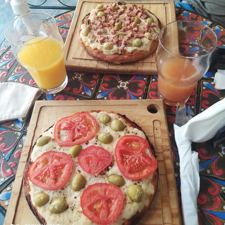 photo of OM - Vegan Coffe Shop & Beer Pizza de champiñones con jamón shared by @martineztamg on  25 Dec 2020 - review