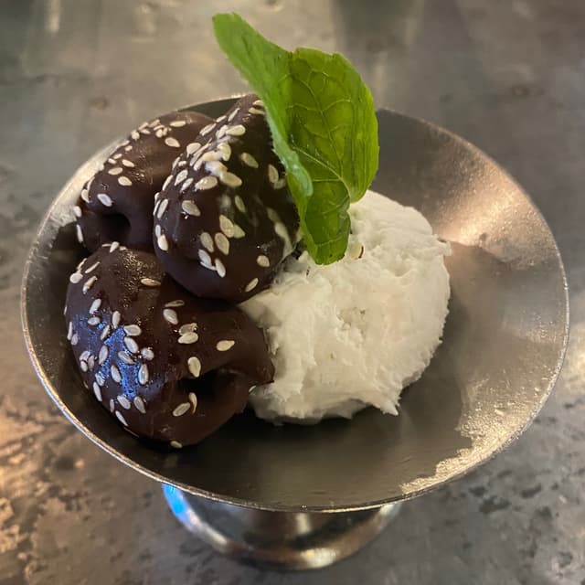 Foto del piatto “Tahini Bombs with coconut ice cream”