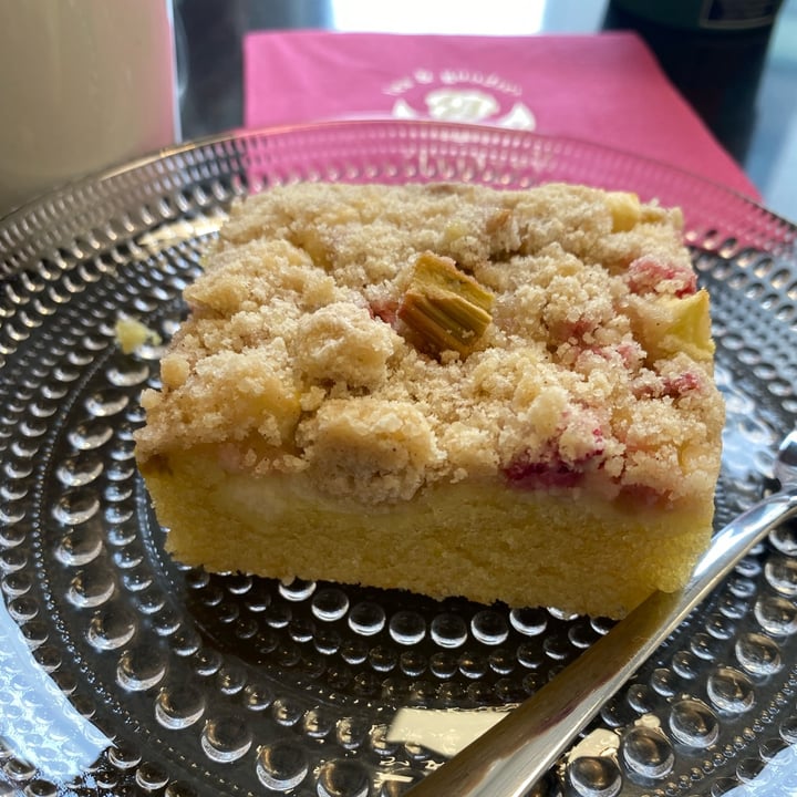 photo of Teeleidi Rhubarb cake shared by @hey-itsclau on  21 May 2022 - review