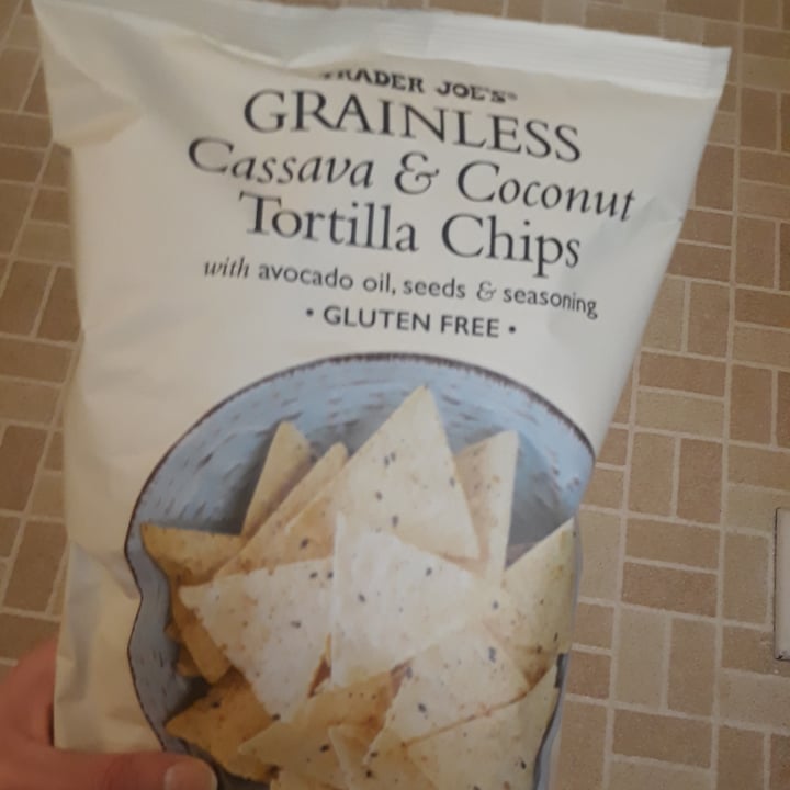 photo of Trader Joe's Grainless Cassava & coconut tortilla chips shared by @hannahamell on  23 Mar 2022 - review
