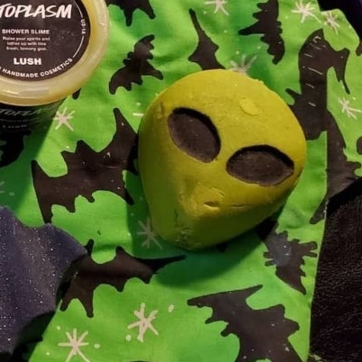 photo of LUSH Fresh Handmade Cosmetics Alien Bubble Bar shared by @theveganwitch13 on  14 Jul 2022 - review