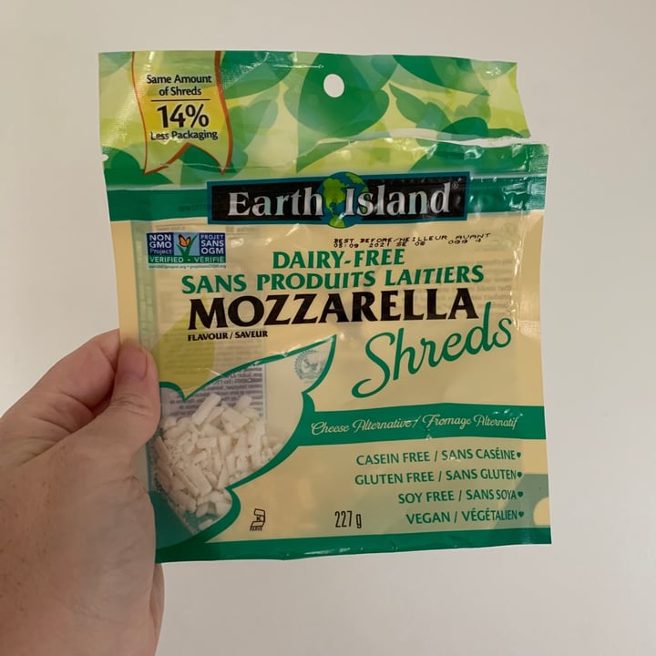 photo of Earth Island Dairy-Free Mozzarella Shreds shared by @lndsytrnr on  26 Jun 2021 - review