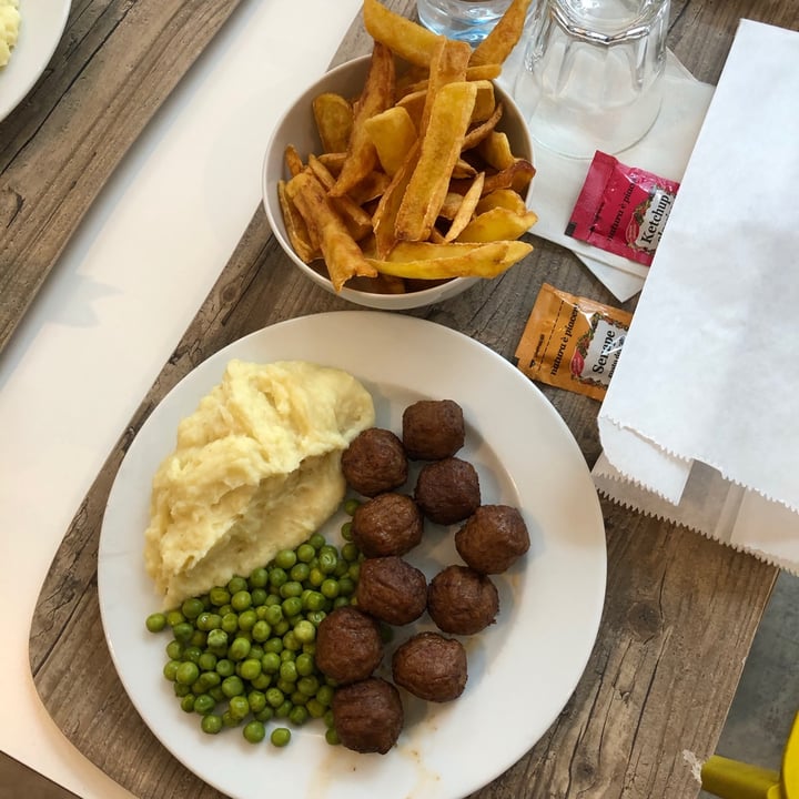 photo of IKEA Vegan “meatballs” shared by @naki on  04 Dec 2020 - review
