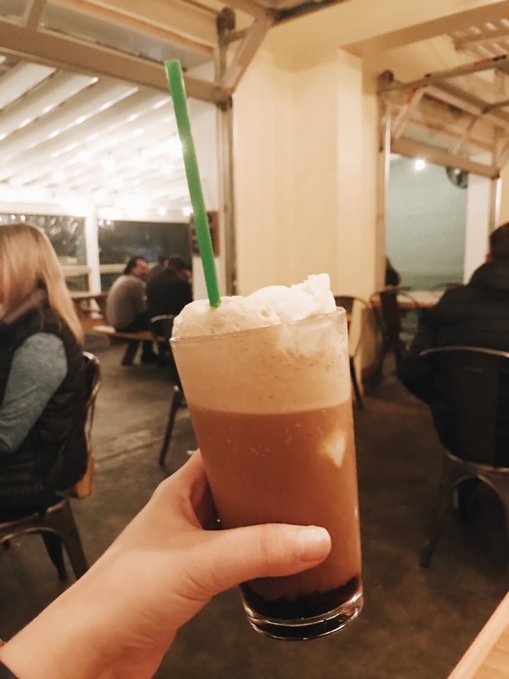 review photo of Sidewall Pizza Company Coconut Vanilla Ice Cream Root Beer Float shared by @thehippiebiscuit on 24 Jan 2020 - review