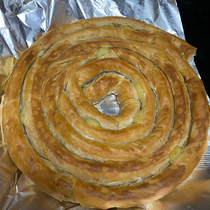 photo of Filosophy Greek spiral pie with Spinach & Extra Virgin Olive Oil shared by @thatveganyogini on  29 Aug 2022 - review
