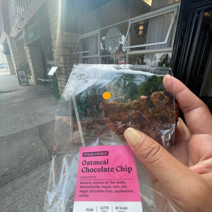 review photo of Parakeet Juicery Oatmeal Chocolate chip Cookie shared by @mariahc on 24 Jul 2021 - review