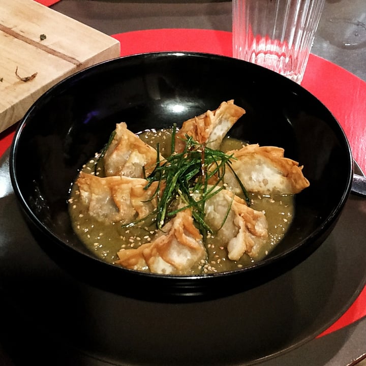 review photo of Hervor e Fervor Gyozas Vegetales sobre Crema De Leche De Coco Y Curry Verde shared by @luuunana on 28 May 2021 - review
