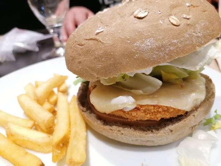 photo of Vegania Veggie Bar Carabanchel Hamburguesa shared by @sermaesrebes on  13 Feb 2020 - review