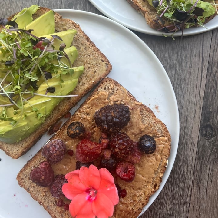 photo of Dave's Killer Bread 21 Whole Grains And Seeds Killer Breads shared by @keeleym on  14 Nov 2022 - review