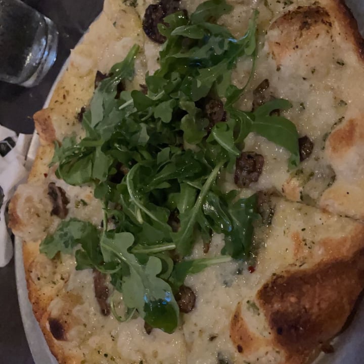photo of Oak & Stone - Naples - Logan Landings Vegan Fun Guy Pizza shared by @samanthagarc1a on  22 Aug 2021 - review