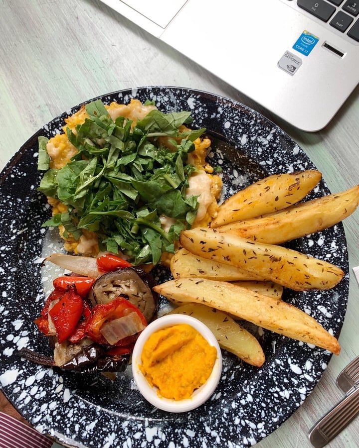 review photo of Vrinda Cachapas 🇻🇪 gratinadas en queso vegan + papas + timbal de vegetales shared by @mauricio on 22 Nov 2019 - review