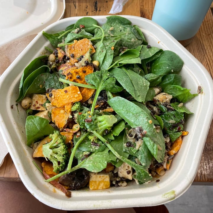 photo of sweetgreen Custom Bowl shared by @zoeadamopoulos on  27 Aug 2021 - review
