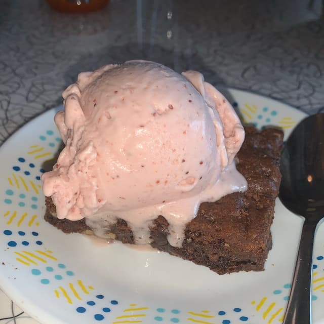 Photo of the dish “Strawberry ice cream with brownie a la mode”