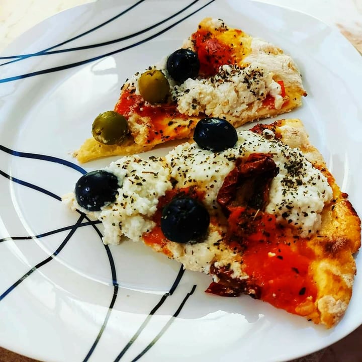 photo of Layla Vegan Pizza Pizza mediterranea shared by @esmeruiz on  04 Jun 2021 - review