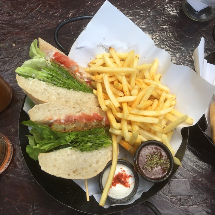 photo of JU Vegano Sandwich De Milanesa De Berenjenas shared by @paulestoyaqui on  07 Apr 2021 - review