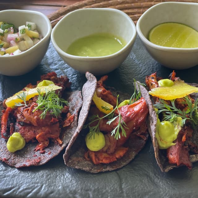「al pastor oyster mushroom tacos」の料理の写真