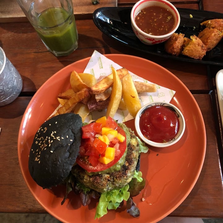 review photo of Broccoli Revolution Charcoal Burger shared by @jessciufia on 15 Dec 2020 - review